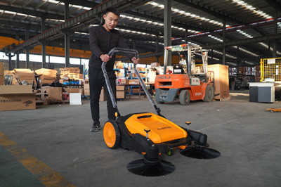 養(yǎng)雞場使用手推式掃地機(jī)的特點(diǎn):