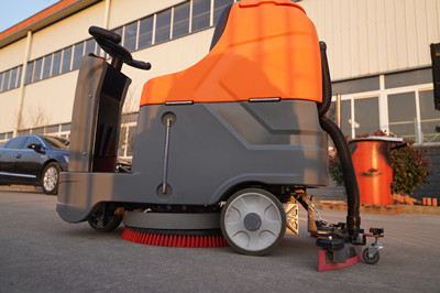 使用洗地機(jī)的時(shí)候要不要加入清潔劑?