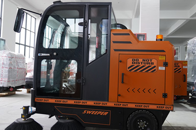 榮事達全封閉駕駛式掃地車的特點和應用